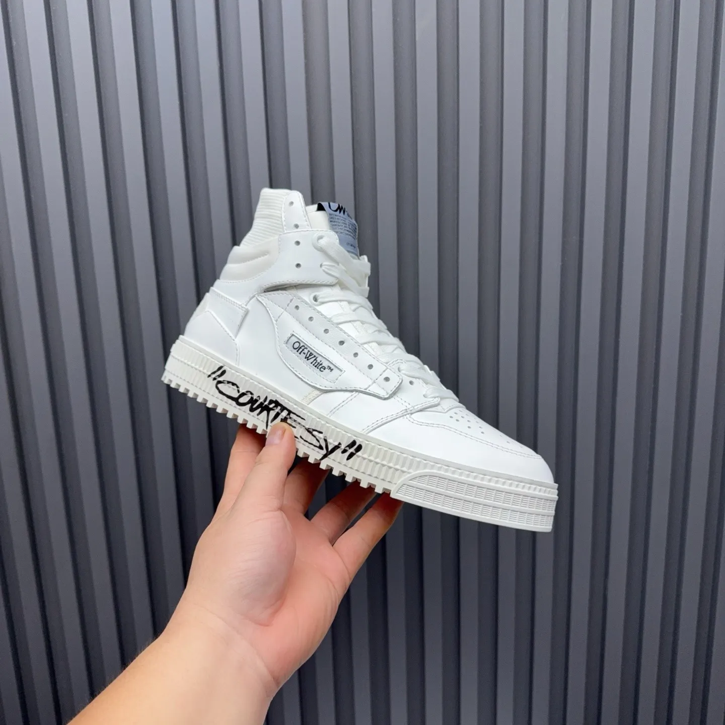 Men's shoes💰740 OFF WHITE ⚡️Couple style⚡️The latest spring style street casual shoes, released with the highest quality version on the market👊Series original mold opening, original lasting, production technology 1:1 original version➰🔜The best choice for more and more celebrities and Internet celebrities🔸In the classics Changes in the code🔸Innovate in the trend🔸Strive to break away from the shackles of bad street design🔝Although he is not the originator of fashion design, he is definitely a shining dark horse in avant-garde design🐴🆙Do not follow the trend🔅Not universal beauty🔅 Fabric💯First-layer cowhide Lining💯Imported skin-friendly and environmentally friendly polyester mesh Foot pads💯Original molded high-elastic environmentally friendly molding pads Midsole💯Made with original last-last technology Outsole💯Rubber outsole Packaging💯Official website synchronizes full set of packaging (brand wrapping paper, brand certificate, brand cloth bag) Code numbers 35-44, 45 46 Customized